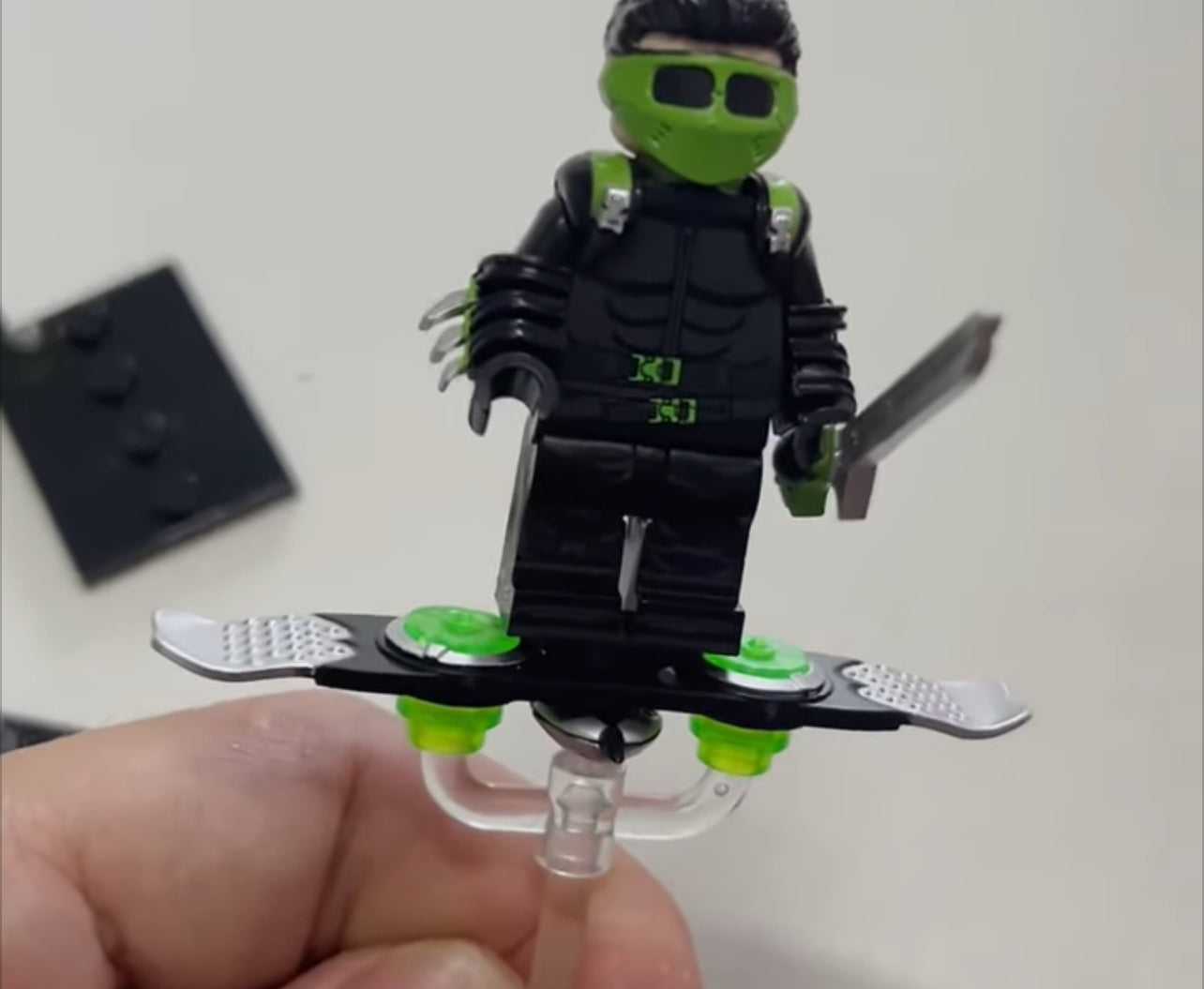 ♥️♥️♥️MINIFIGURE SPIDERMAN UNIVERS : LE BOUFFON VERT (GREEN GOBLIN version À)♥️♥️♥️Custom