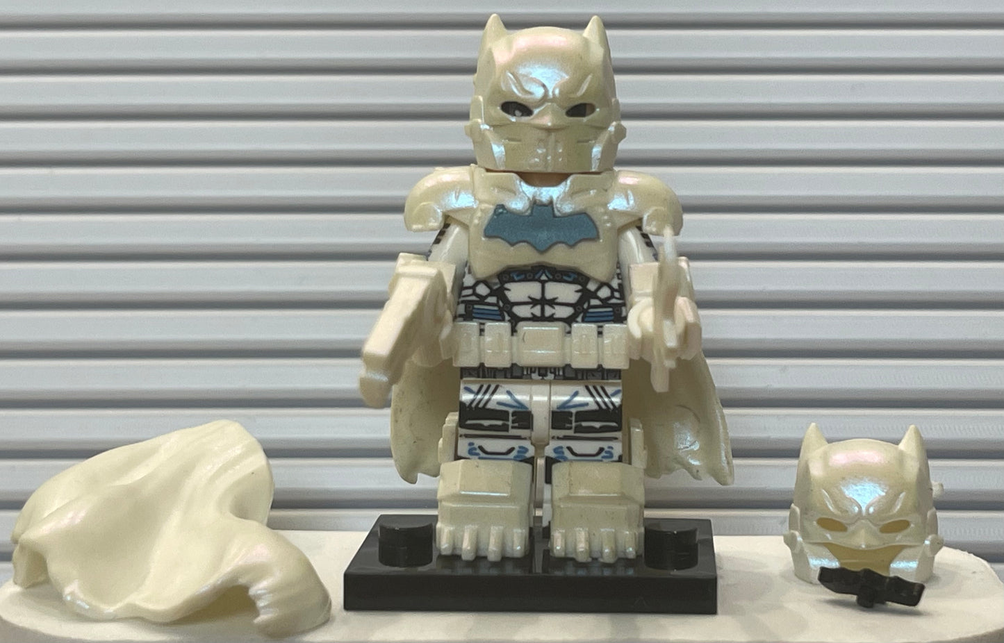 MINIFIGURE  XE SUIT BATMAN BLANC custom